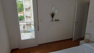3 bedrooms, in-room safe, iron/ironing board, free WiFi