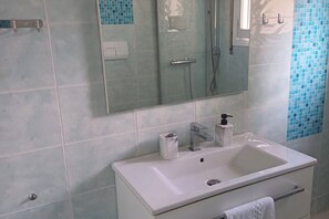 Douche, sĂšche-cheveux, bidet, serviettes fournies