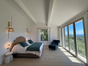 6 habitaciones, tabla de planchar con plancha y acceso a internet