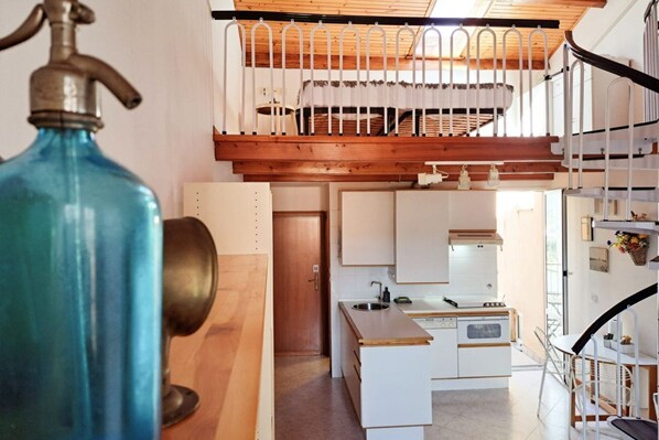Frigorifero, microonde, forno, piano cottura