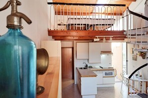 Réfrigérateur, four à micro-ondes, un four, surface de cuisson