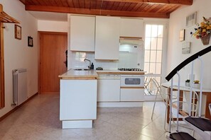 Frigorifero, microonde, forno, piano cottura