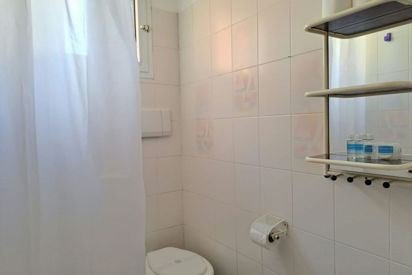 Suihku, hiustenkuivaaja, bidee, pyyhkeet