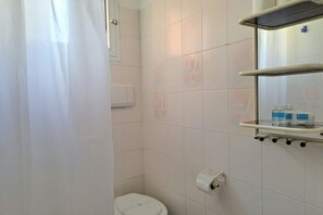 Chuveiro, secador de cabelo, bidê, toalhas de banho