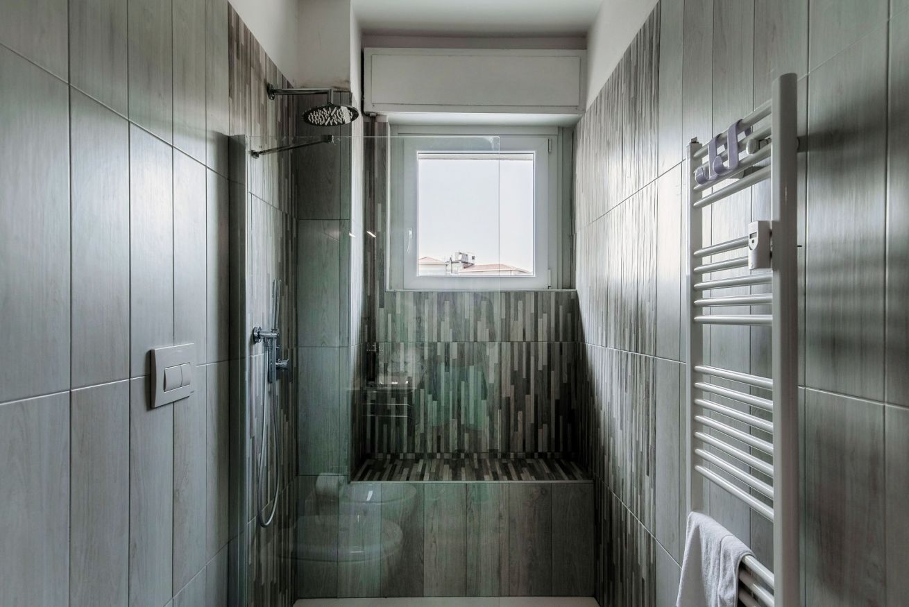 Douche, sèche-cheveux, bidet, serviettes fournies