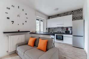 Frigorífico, horno, placa de cocina y lavavajillas