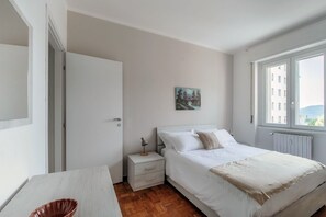 1 habitación, tabla de planchar con plancha, wifi gratis y ropa de cama 