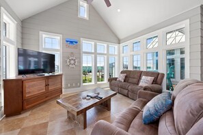 TV, fireplace - Private Pool, Steps to the beach (Navarre)