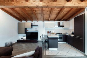Réfrigérateur, four à micro-ondes, un four, surface de cuisson