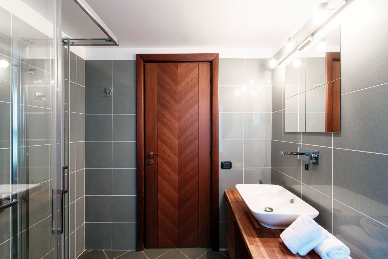 Douche, sèche-cheveux, bidet, savon