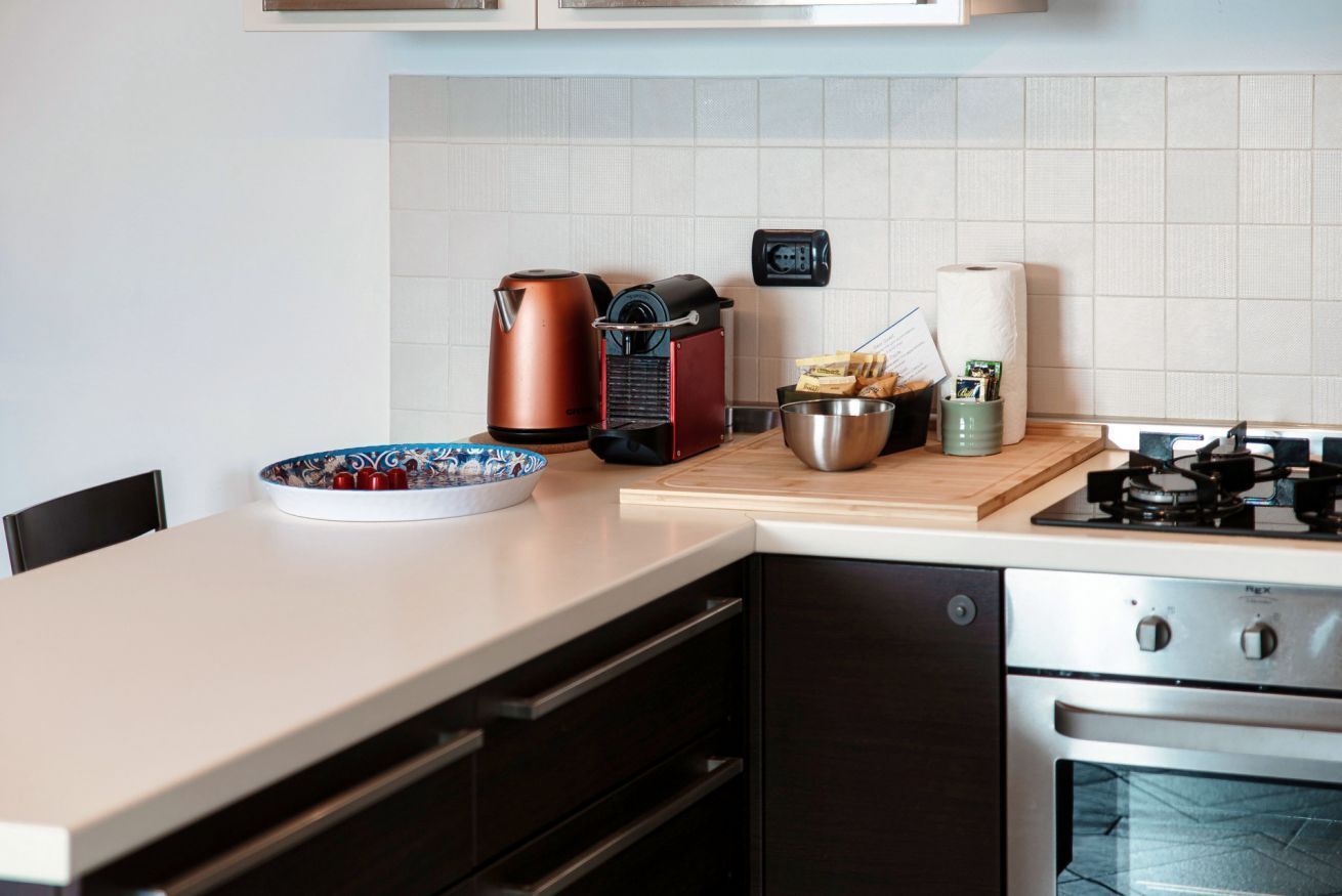 Een koelkast, een magnetron, een oven, een kookplaat