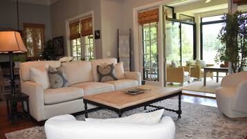 Smart TV, chimenea, estéreo y impresora