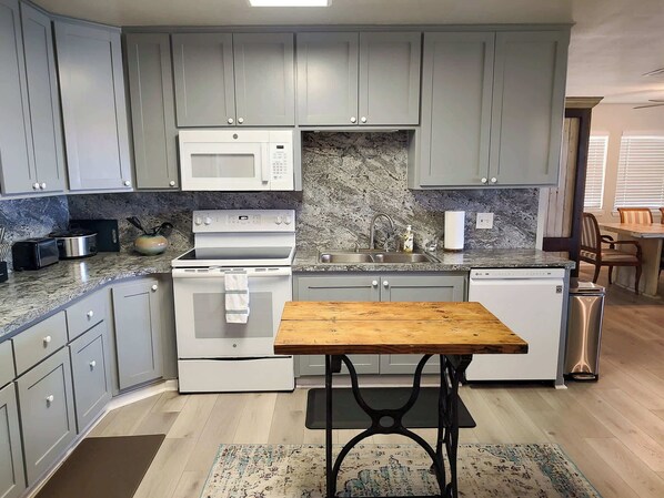 Frigorífico, microondas, horno y placa de cocina