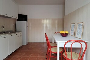 Fridge, oven, stovetop, cookware/dishes/utensils