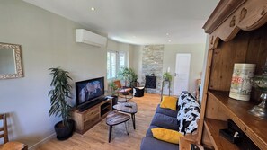 Smart-tv, boeken en een stereo