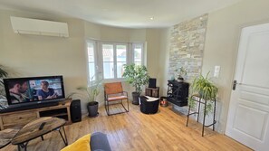 Smart TV, books, stereo