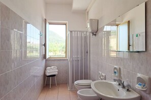 تجهيزات دش، مجففات شعر، مراحيض شطف، مناشف