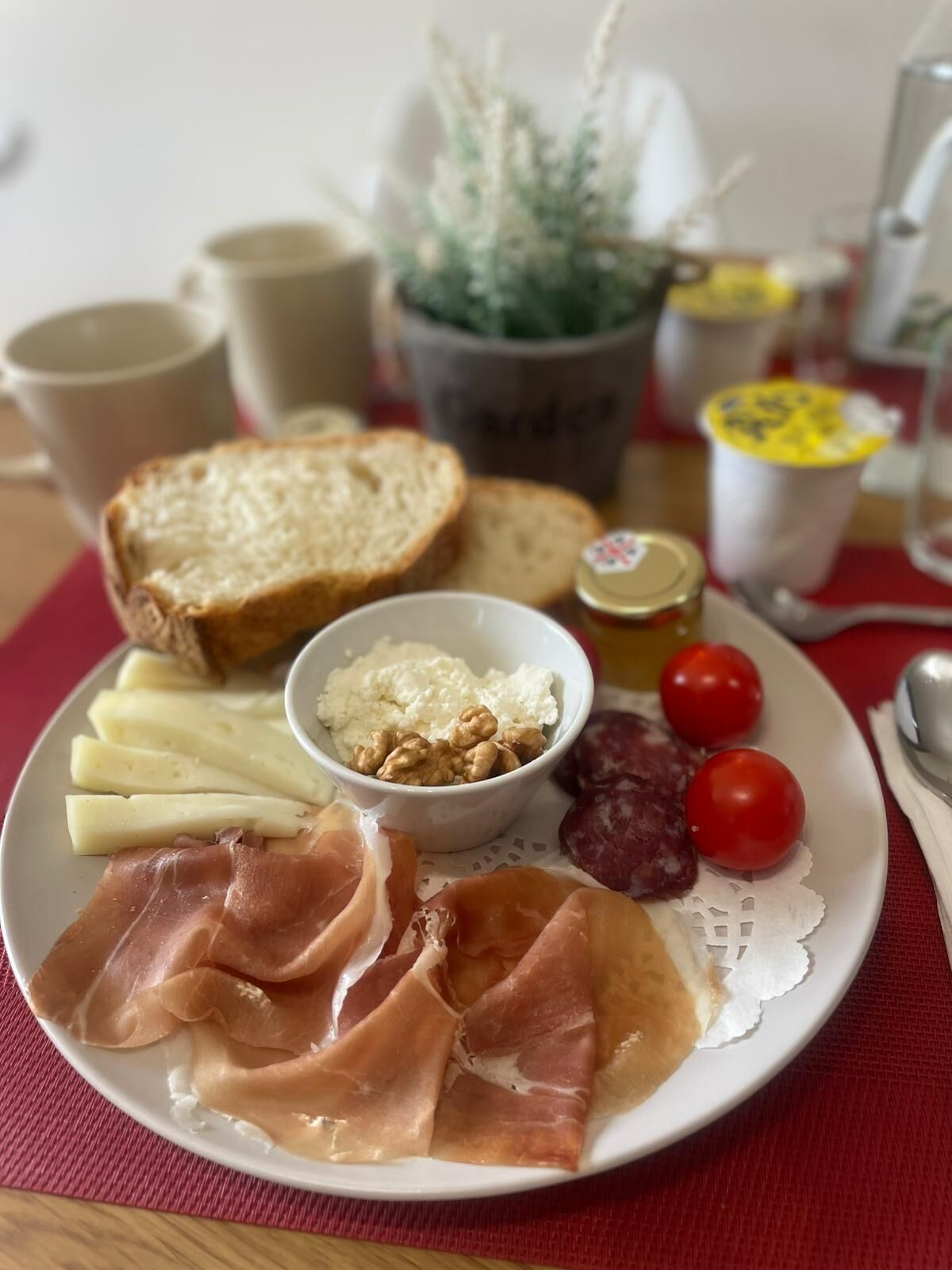 Sarapan masakan setempat setiap hari dengan biaya tambahan