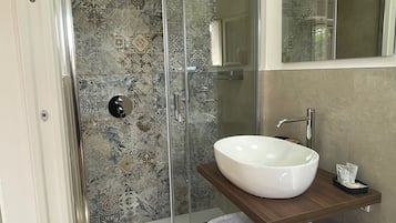 Habitación clásica con 1 cama doble o 2 individuales | Baño | Ducha, secador de pelo, toallas y jabón