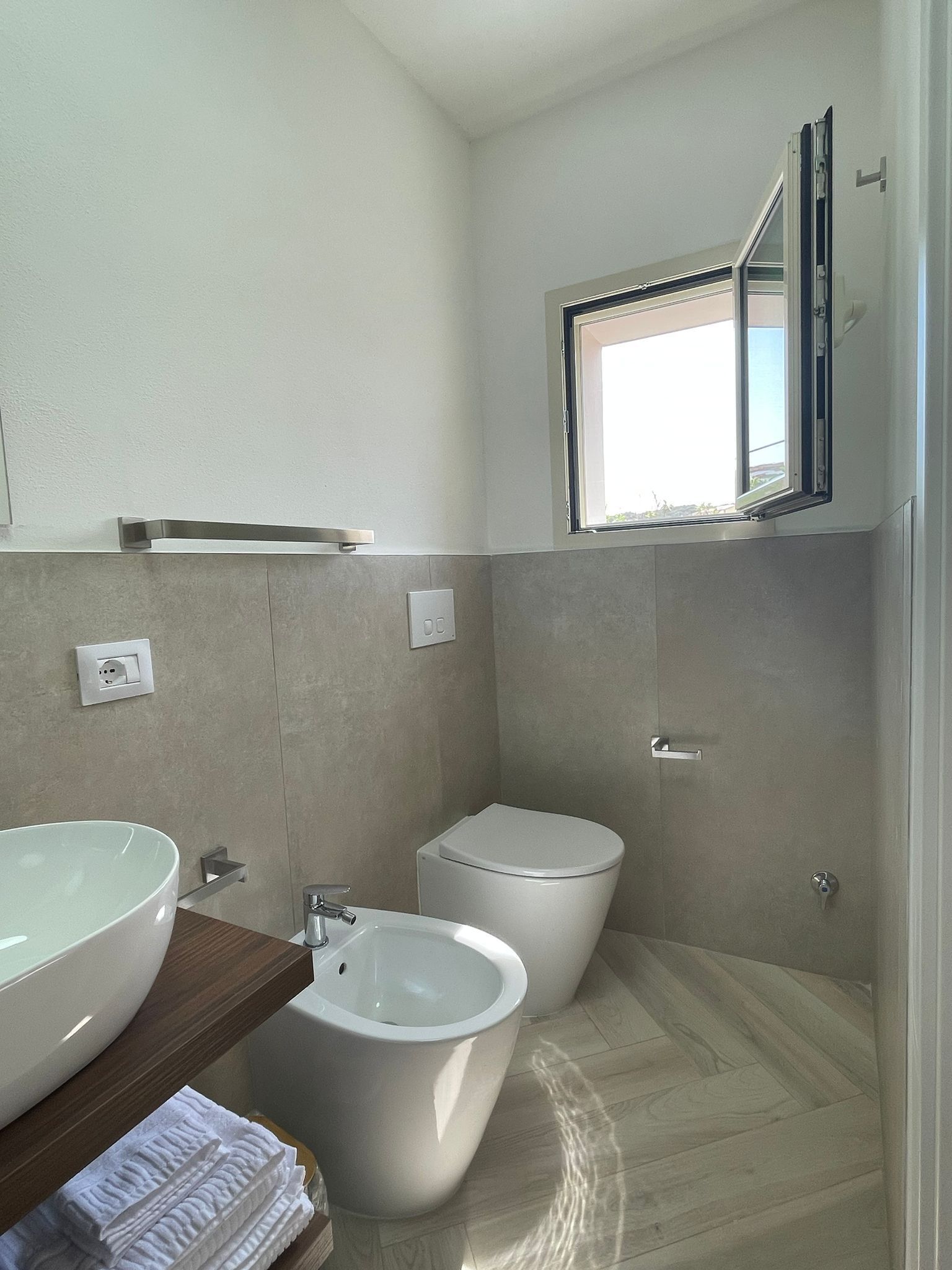 Un bagno con un lavandino bianco capiente, un bidet e un water.