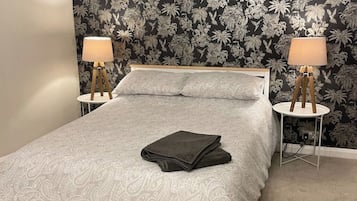 3 habitaciones, tabla de planchar con plancha, wifi y ropa de cama