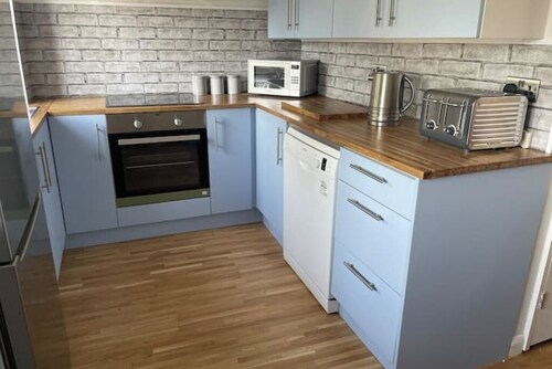 Spacious & Stylish 2 Storey, 3 Bed Apartment