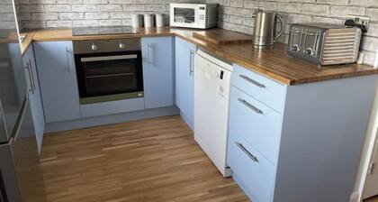 Spacious & Stylish 2 Storey, 3 Bed Apartment