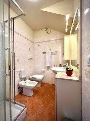 Doccia, asciugacapelli, bidet, asciugamani