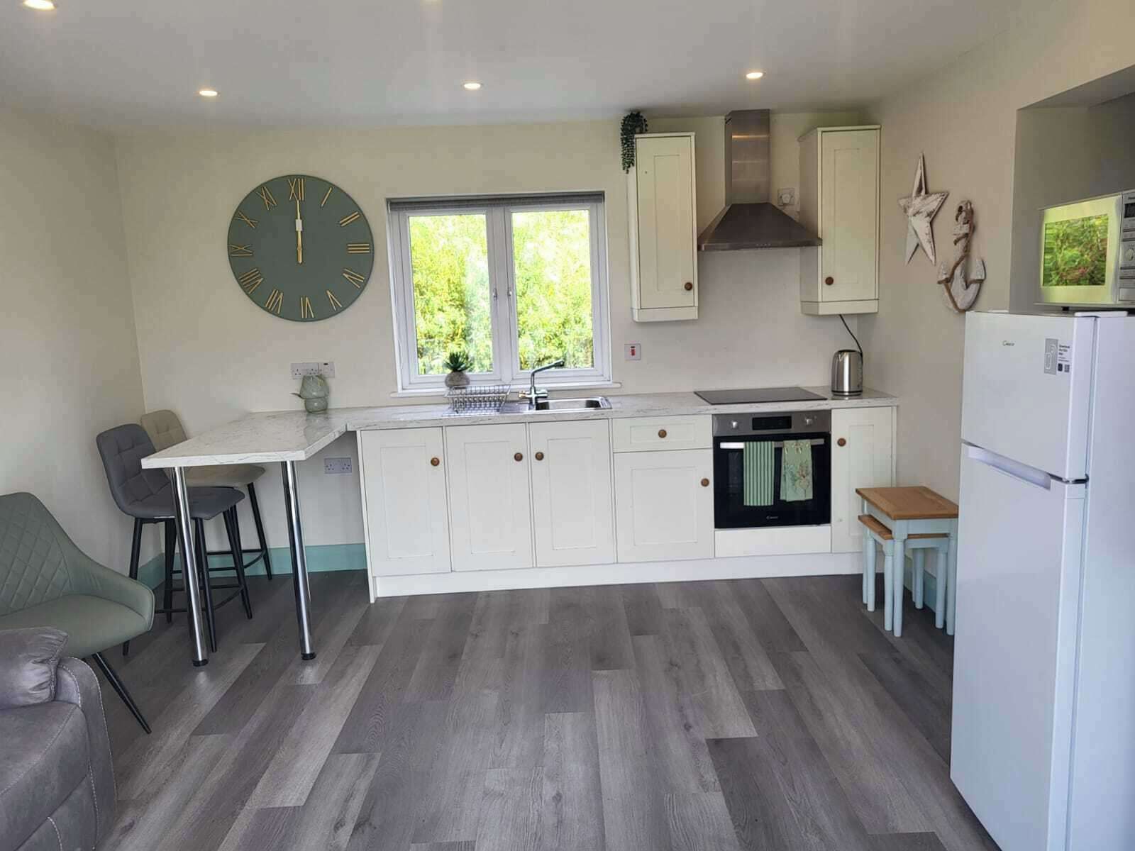 冰箱、微 波炉、烤箱、炉灶