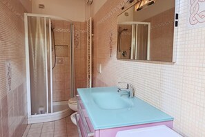 Ducha, secador de pelo, bidé y toallas