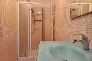 Shower, hair dryer, bidet, towels