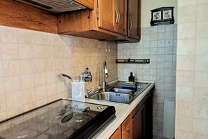 冷蔵庫、電子レンジ、オーブン、コンロ