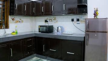 Frigorífic, microones, placa de cuina i bullidora elèctrica