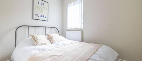 3 bedrooms, iron/ironing board, WiFi, bed sheets