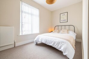 3 عدّة غرف نوم ومكواة/لوح كي وواي فاي وملاءات أسرّة