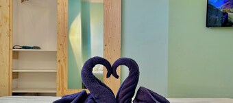 Milano Spa Home | Jacuzzi, Foosball, near metro