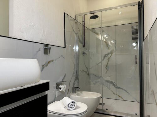 Milano Spa Home | Jacuzzi, Foosball, near metro