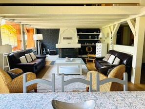 Televisie en een open haard