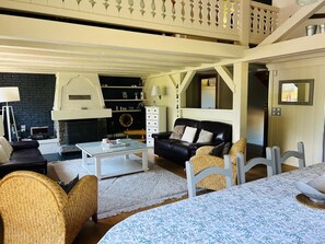 TV, fireplace