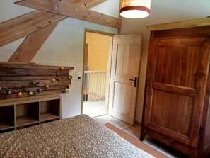 5 quartos, berço de viagem, Wi-Fi, roupa de cama