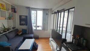 Living area - Quiet love nest in Paris (Paris)