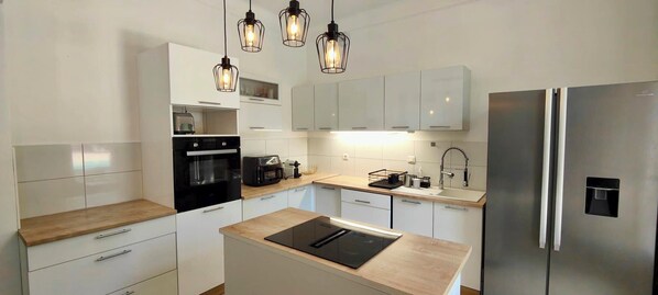 Micro-ondes, four, lave-vaisselle, cafetière/bouilloire