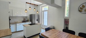 Micro-ondes, four, lave-vaisselle, cafetière/bouilloire