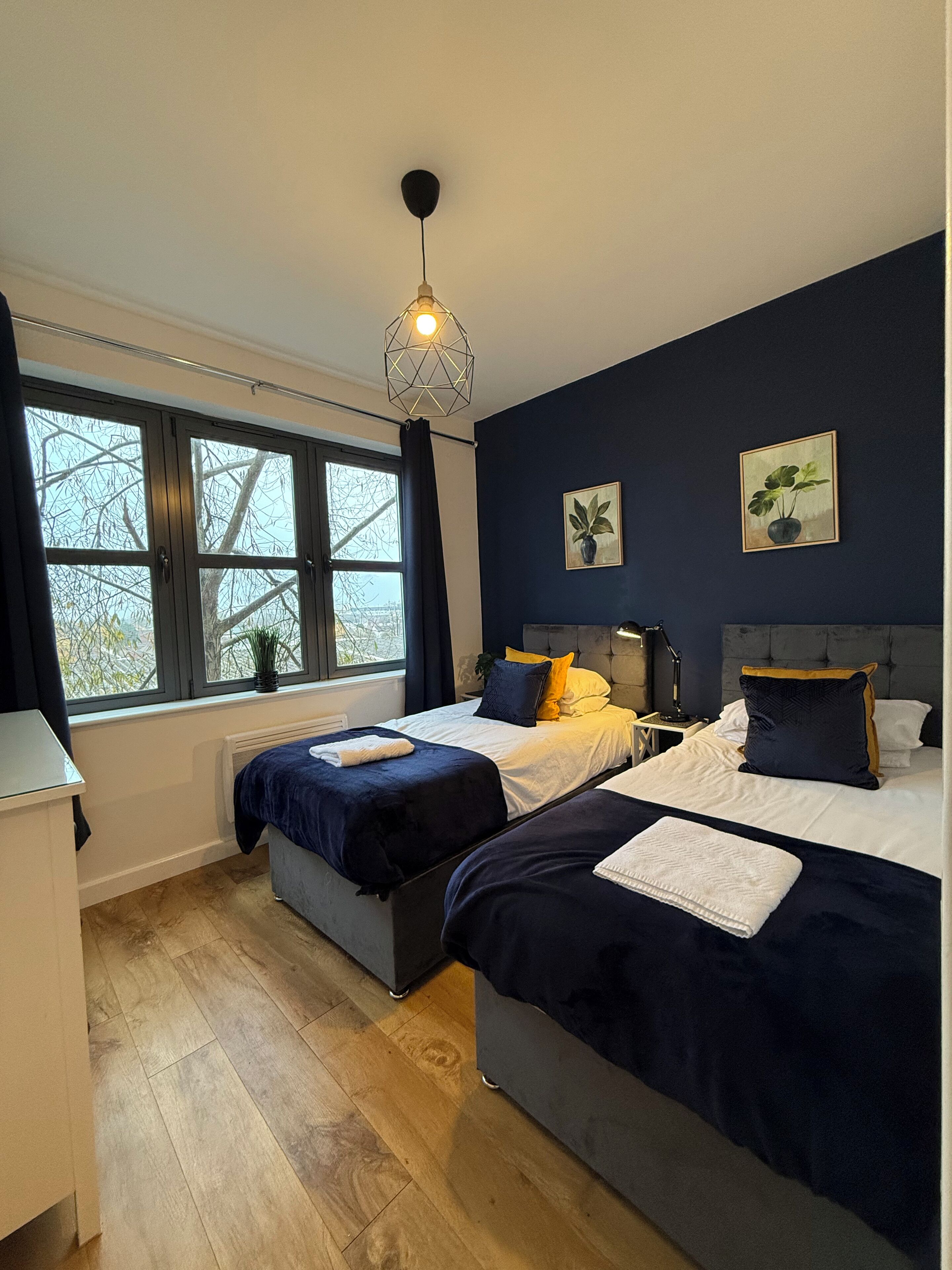 2 عدّة غرف نوم ومكواة/لوح كي وواي فاي وملاءات أسرّة