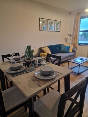 Dining - Vibrant cosy 2 Bedroom Apartment (Coventry)