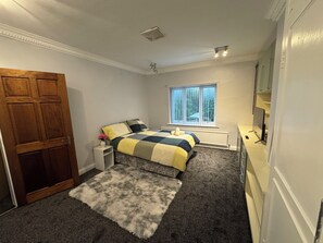 5 bedrooms, iron/ironing board, WiFi - Shubh STAYS (Buxton)