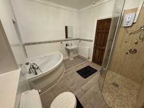 Shower, jetted tub, hair dryer, towels - Shubh STAYS (Buxton)