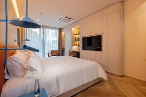 Design Studio Suite | In-room safe, desk, laptop workspace, blackout drapes - The Cut Hotel by MOME (Medellín)