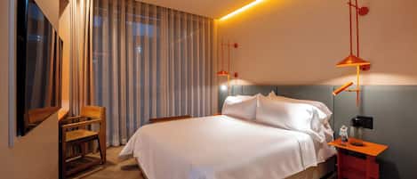 Habitación estándar, vistas a la ciudad | Caja fuerte, escritorio, espacio para trabajar con un portátil