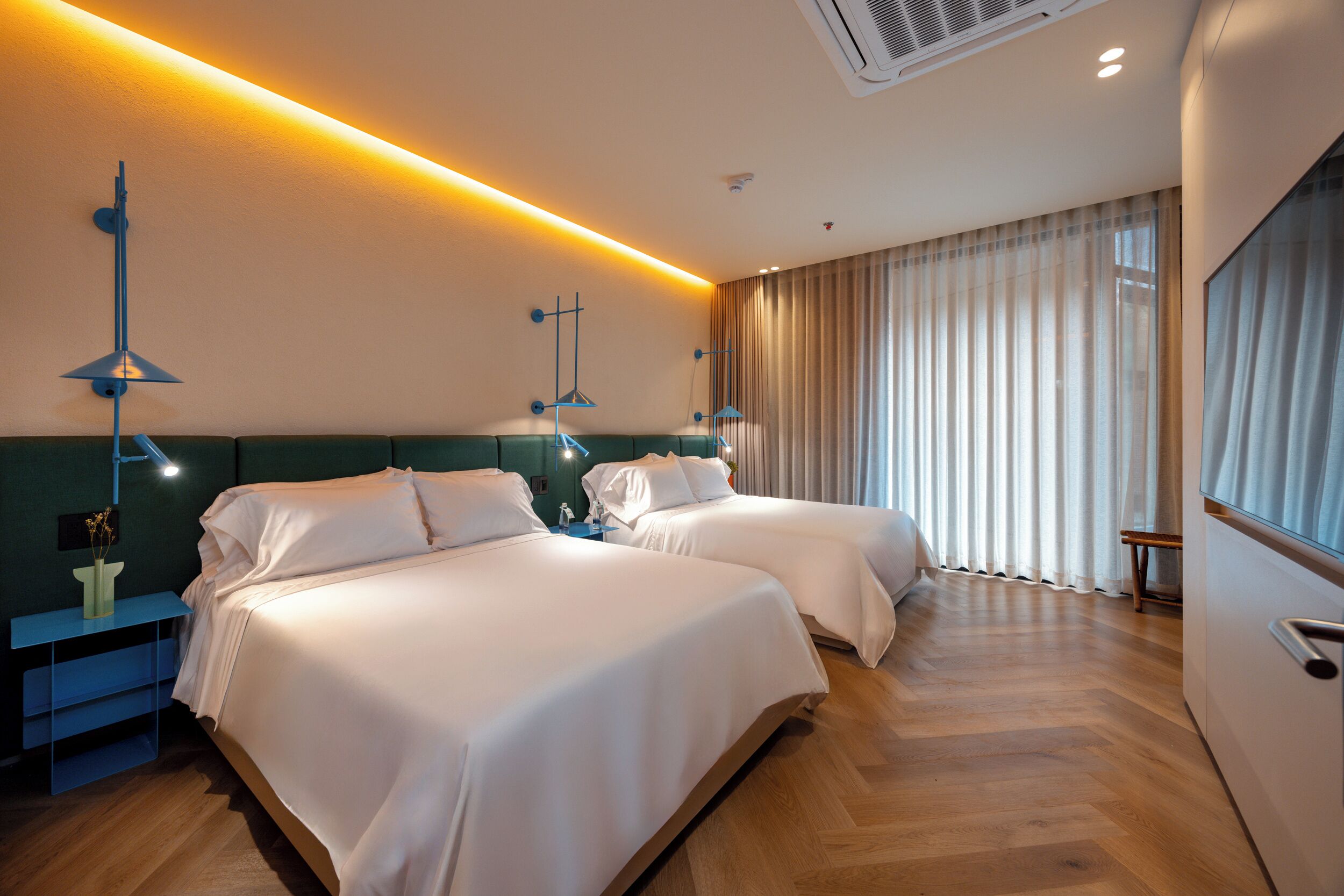 ห้องสแตนดาร์ดดับเบิล | ตู้นิรภัยในห้องพัก, โต๊ะทำงาน, พื้นที่ทำงานแบบใช้แล็ปท็อป, ผ้าม่านกันแสง